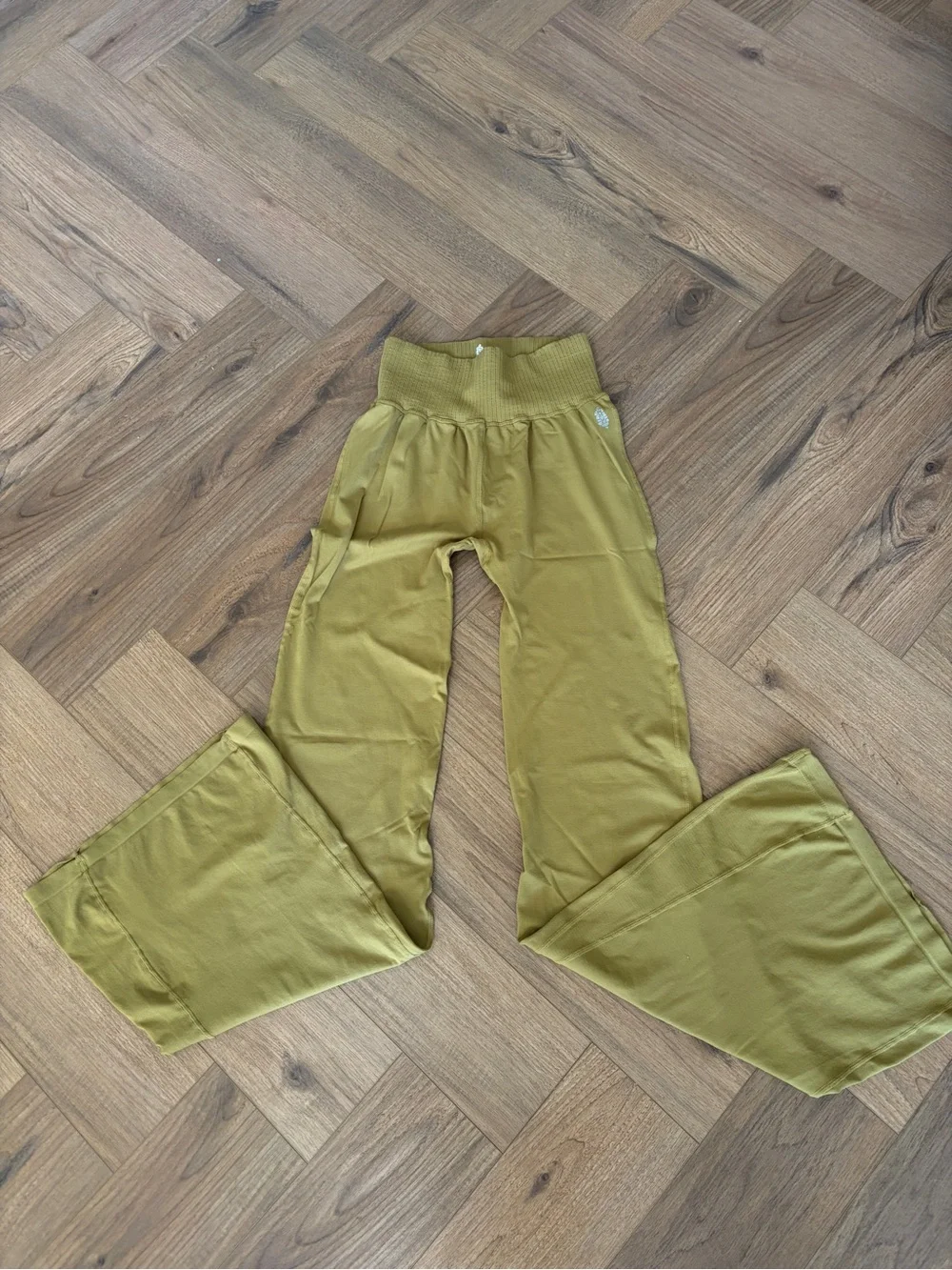 Free People Movement good Karma flare leggings m/L olive green NWOT